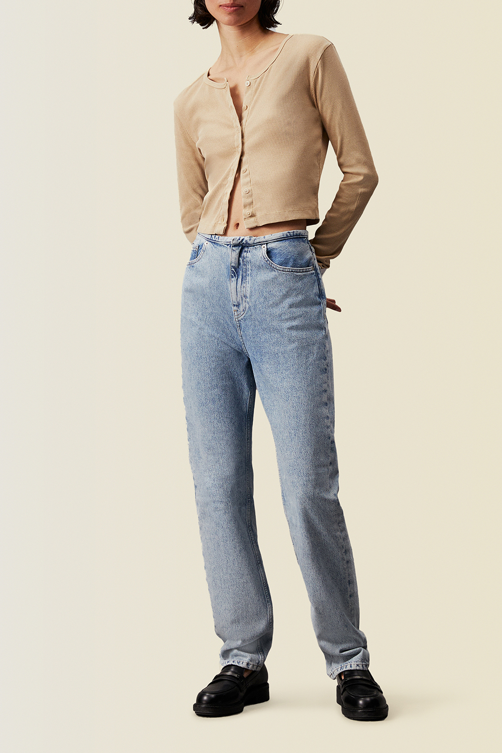 תמונת כל הלוק של מכנסי ג'ינס בגזרה ישרה CALVIN KLEIN